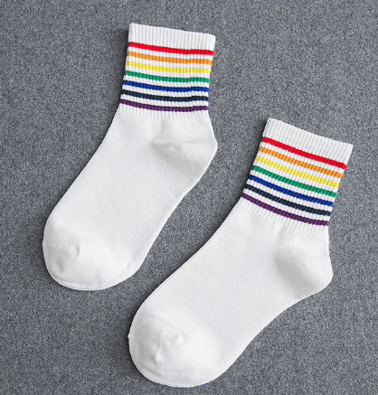 Weisse Schwarze Socken Mit Feinen Regenbogenstreifen