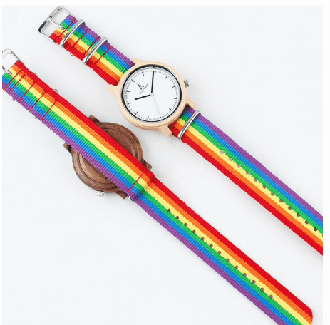 Belle montre-bracelet en bois avec bracelet arc-en-ciel