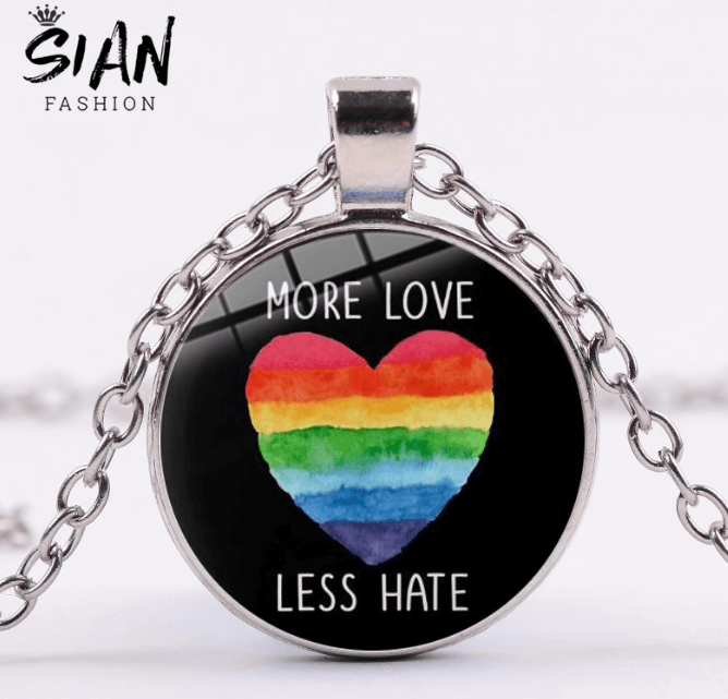 Collier avec pendentif rond noir coeur arc-en-ciel avec inscription « More Love Less Hate »