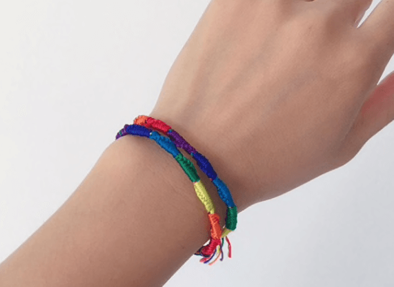 Bracelet arc-en-ciel finement noué
