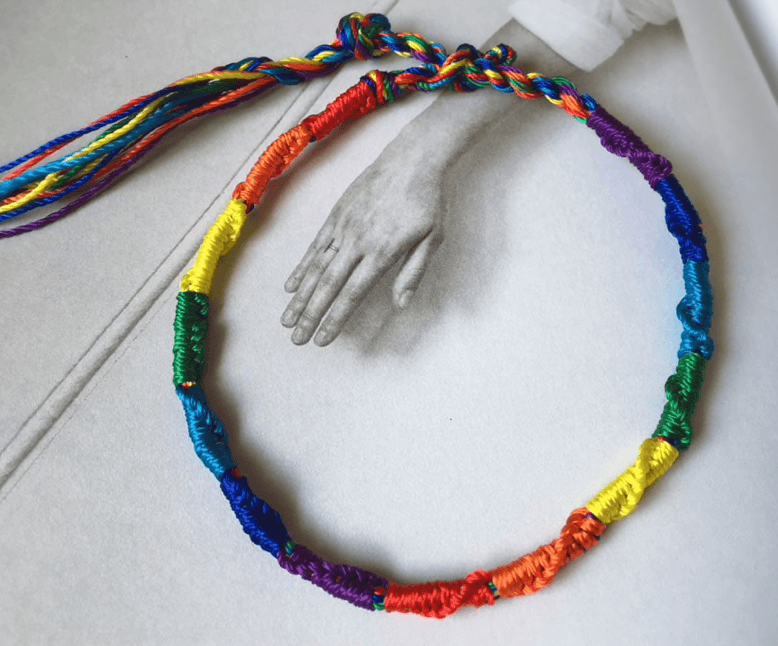 Bracelet arc-en-ciel finement noué