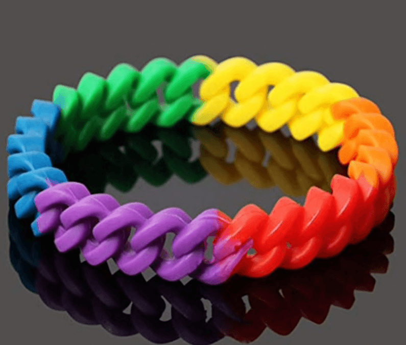 Bracelet arc-en-ciel étroit frisé en silicone