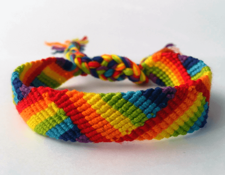 Bracelet arc-en-ciel noué en diagonale