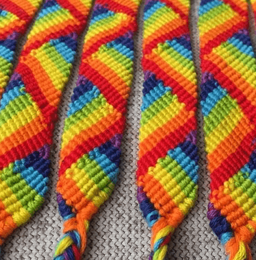 Bracelet arc-en-ciel noué en diagonale