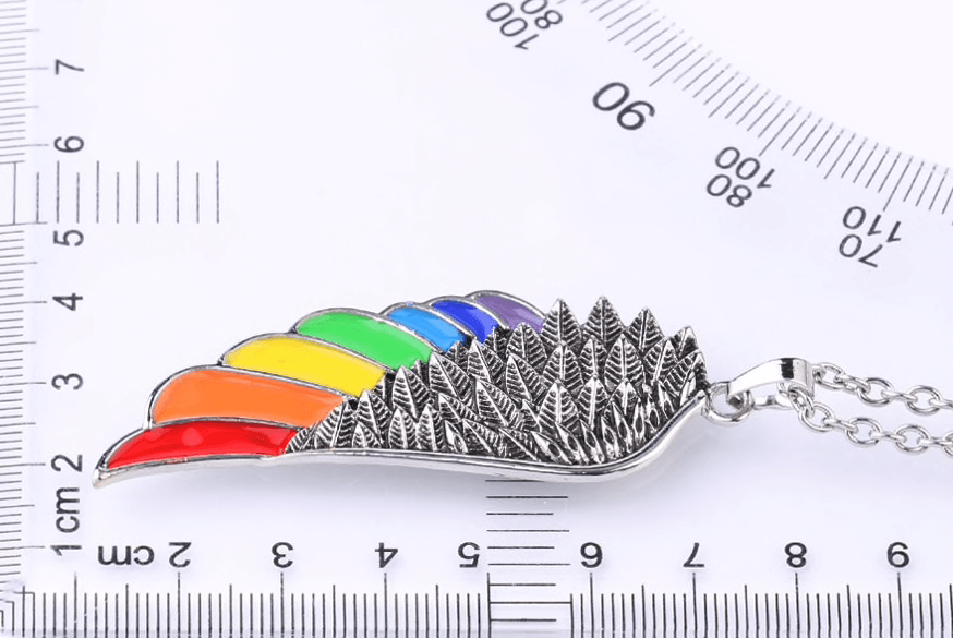 Collier avec pendentif aile et plumes lumineuses aux couleurs de l'arc-en-ciel