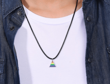 Collier avec pendentif pyramide aux couleurs de l'arc-en-ciel