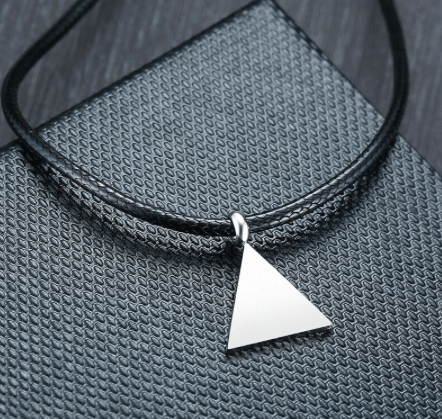 Collier avec pendentif pyramide aux couleurs de l'arc-en-ciel