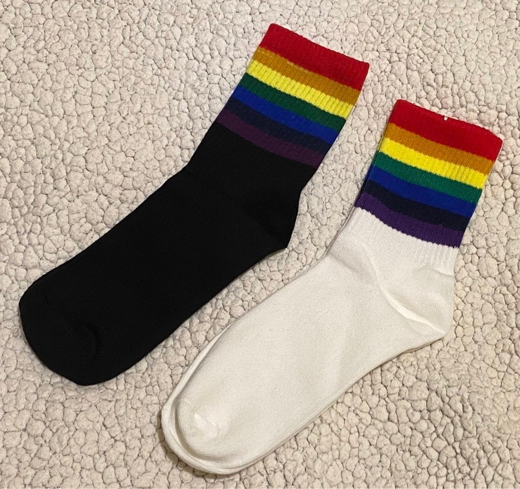 Weisse Schwarze Socken Mit Breiten Regenbogenstreifen
