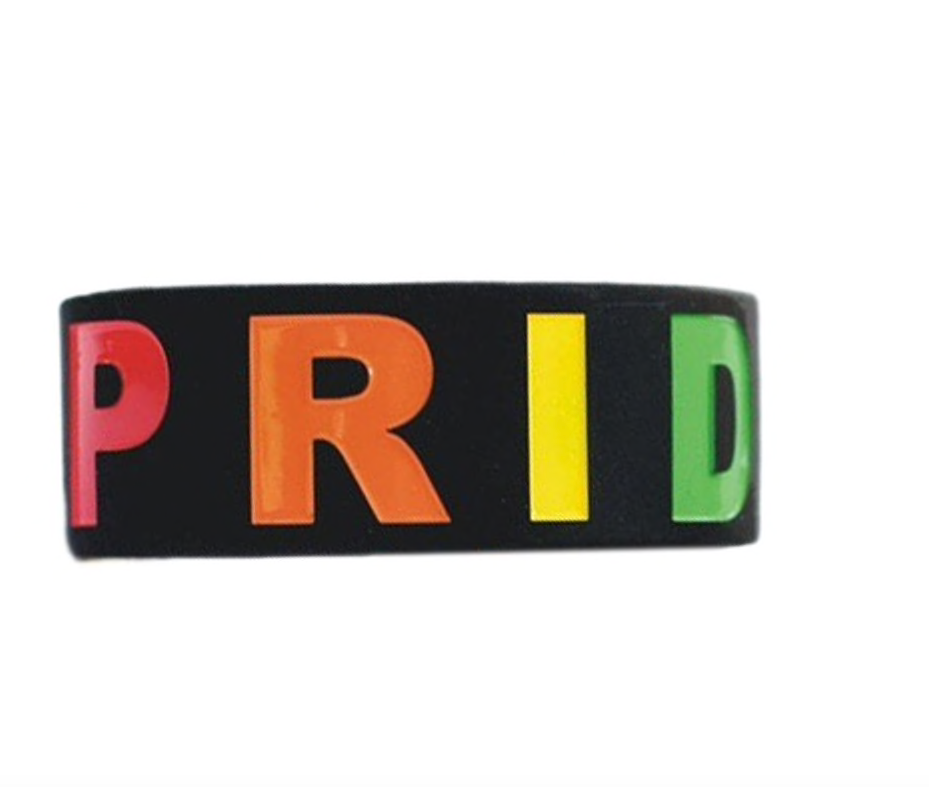 Bracelet arc-en-ciel large en noir et en silicone avec inscription Pride