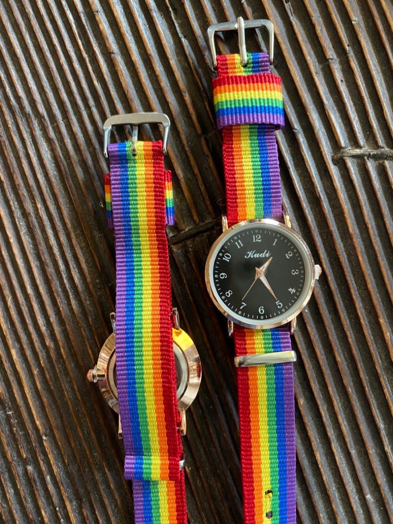Montre tendance élégante avec bracelet arc-en-ciel disponible en deux versions différentes