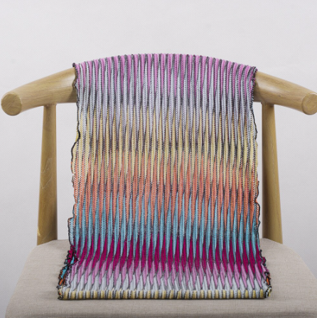 Der Schal Mit Dem Speziellen Farbeffekt