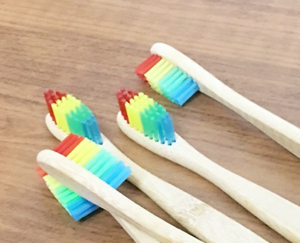 Brosse à dents écologique en bambou avec poils arc-en-ciel