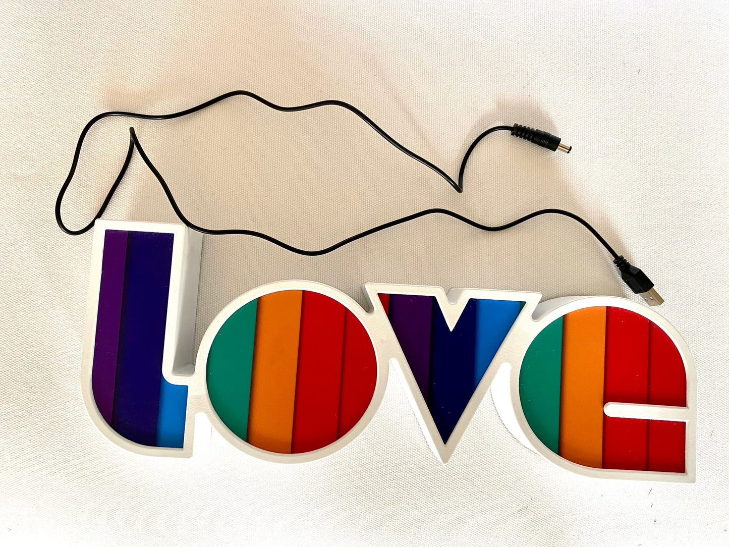 Magnifique panneau lumineux LED Love aux couleurs vives de l'arc-en-ciel.