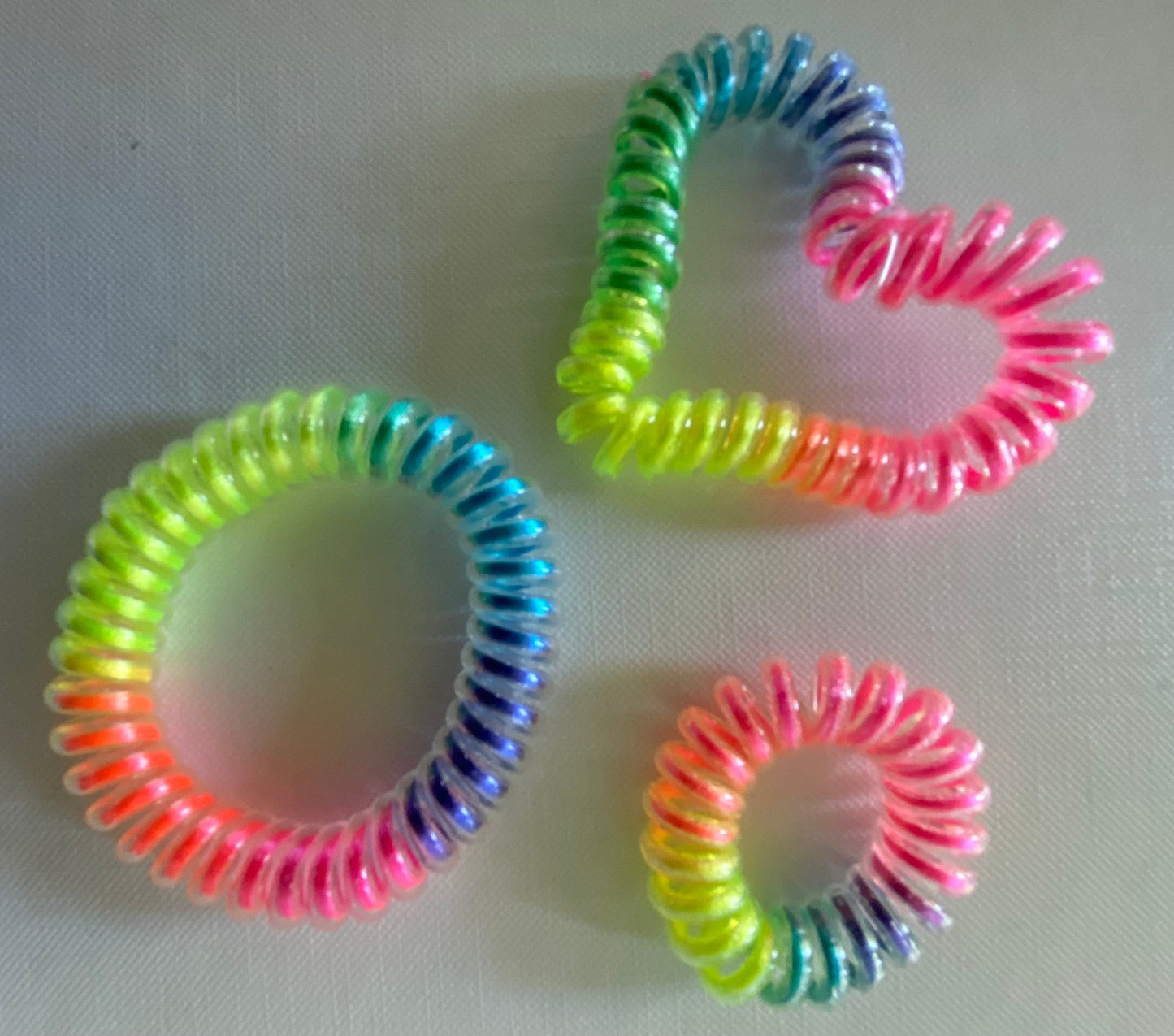 Elastische Haargummis im Regenbogendesign - 3er Set