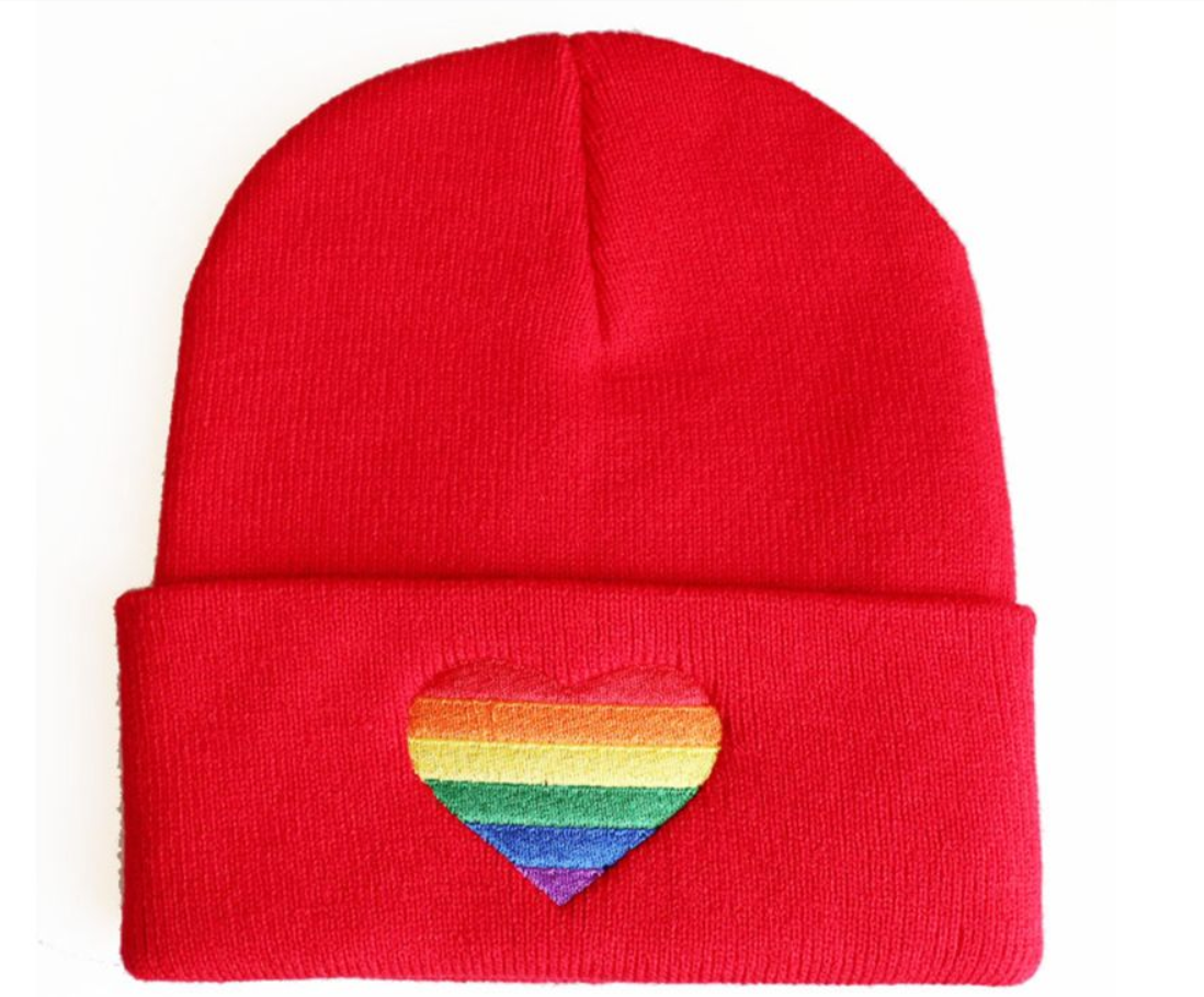 Mütze mit gesticktem Regenbogenherz rot