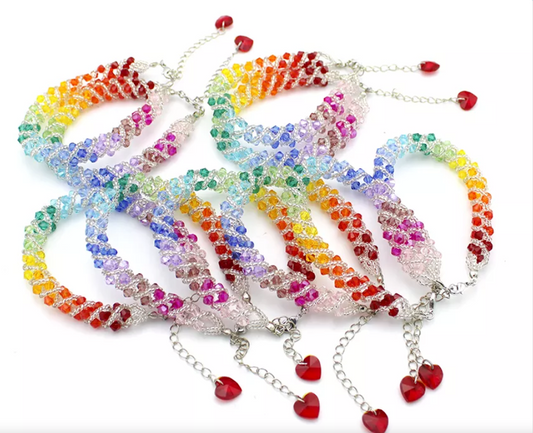 Bracelet aux couleurs de l'arc-en-ciel et pendentif coeur