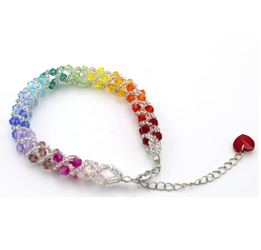 Bracelet aux couleurs de l'arc-en-ciel et pendentif coeur