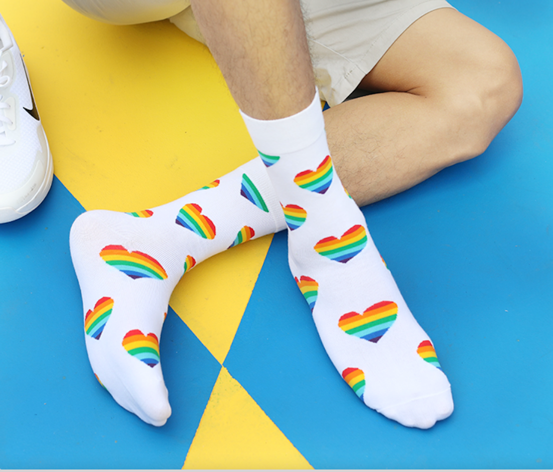 Socken in schwarz oder weiss mit Regenbogenherzen
