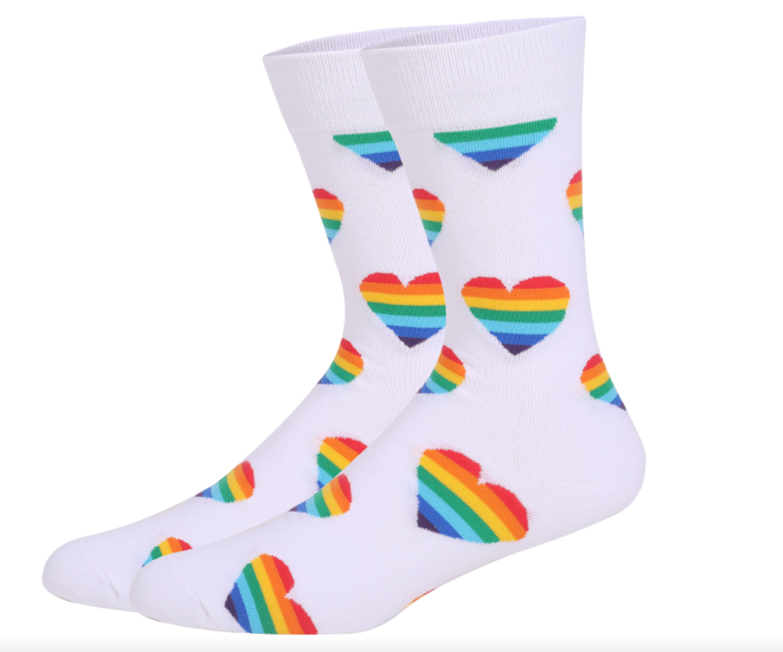 Chaussettes noires ou blanches avec coeurs arc-en-ciel
