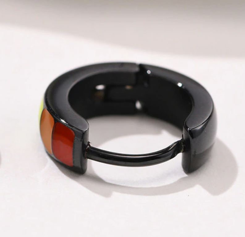 Ohrring schwarz im Regenbogendesign