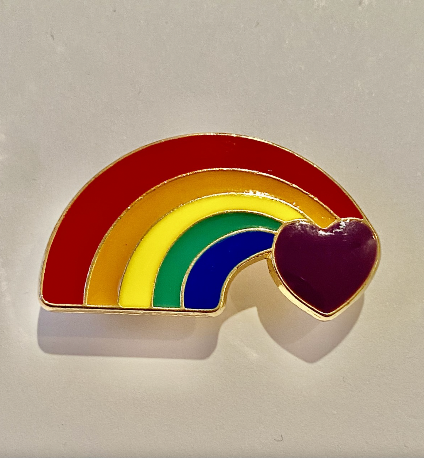 Pin rainbow with purple heart