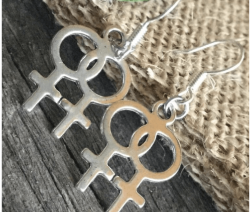 Collier boucles d'oreilles ou collier avec boucles d'oreilles symbole de genre féminin