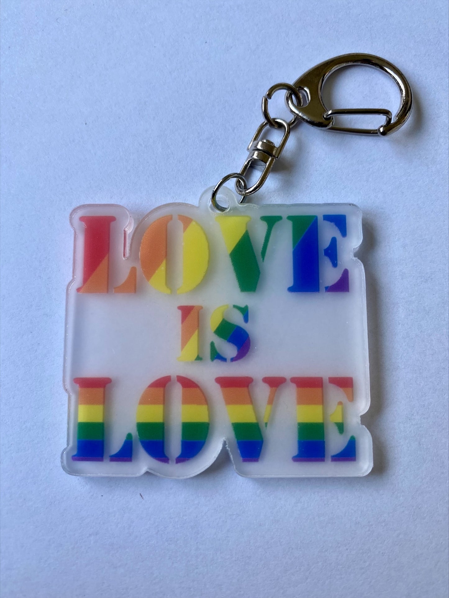 Schlüssel- und Taschenanhänger "Love is Love"