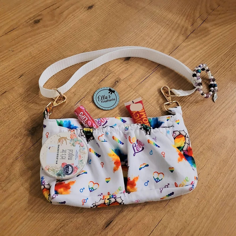 Baumwollstoff in weiss mit Regenbogenherzen