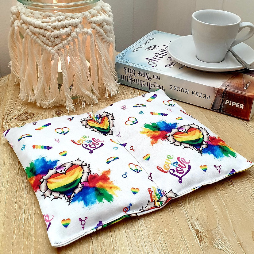 Baumwollstoff in weiss mit Regenbogenherzen