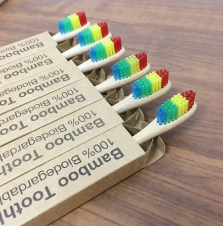 Brosse à dents écologique en bambou avec poils arc-en-ciel