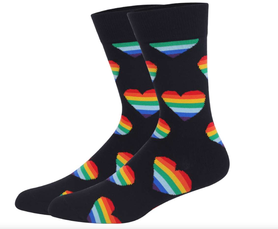 Chaussettes noires ou blanches avec coeurs arc-en-ciel