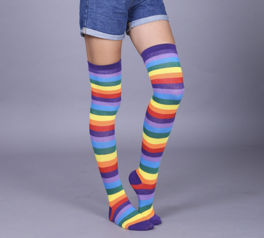 Kniesocken im Regenbogendesign